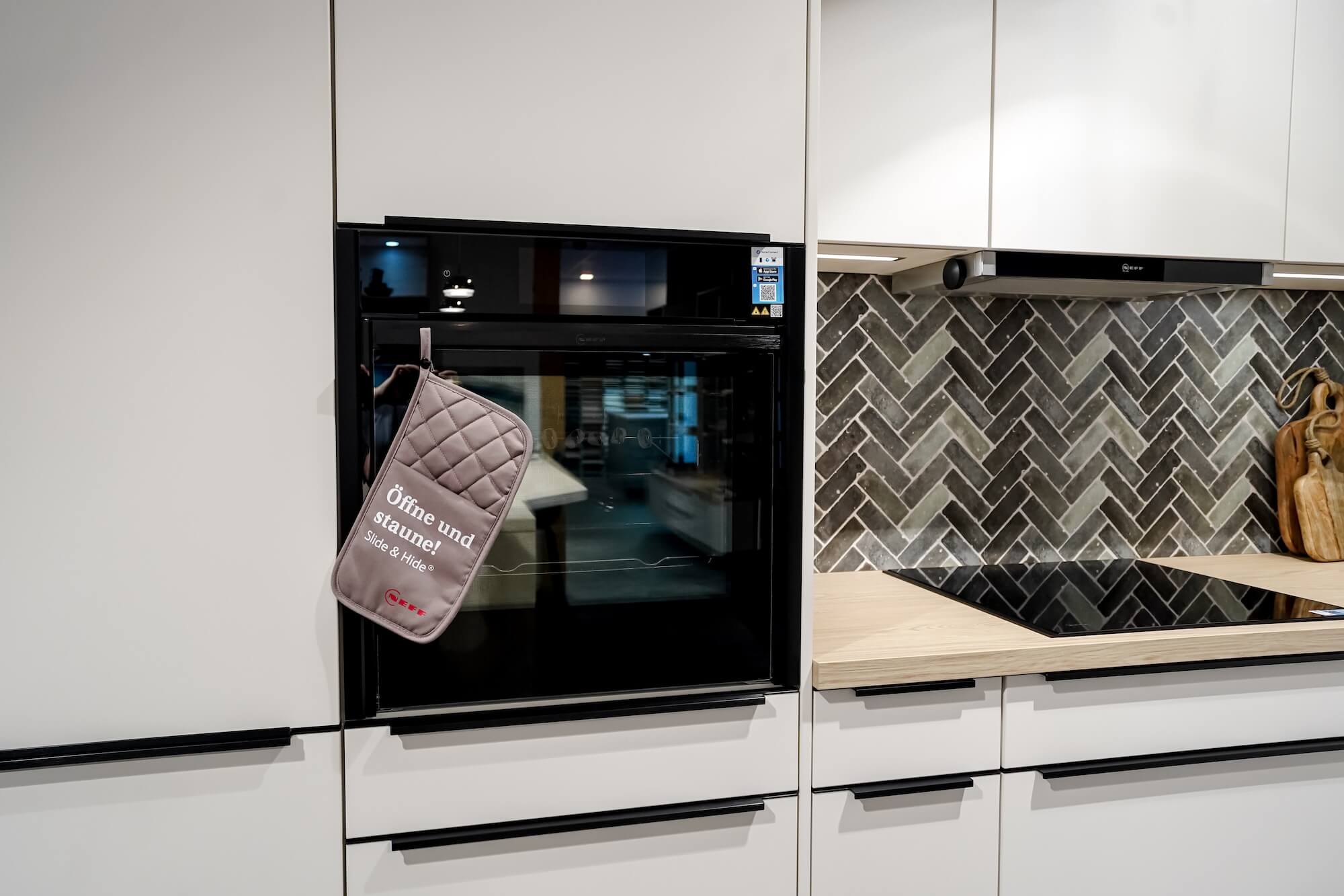 Elektrogeraete Moderne Kueche mit Neff Backofen