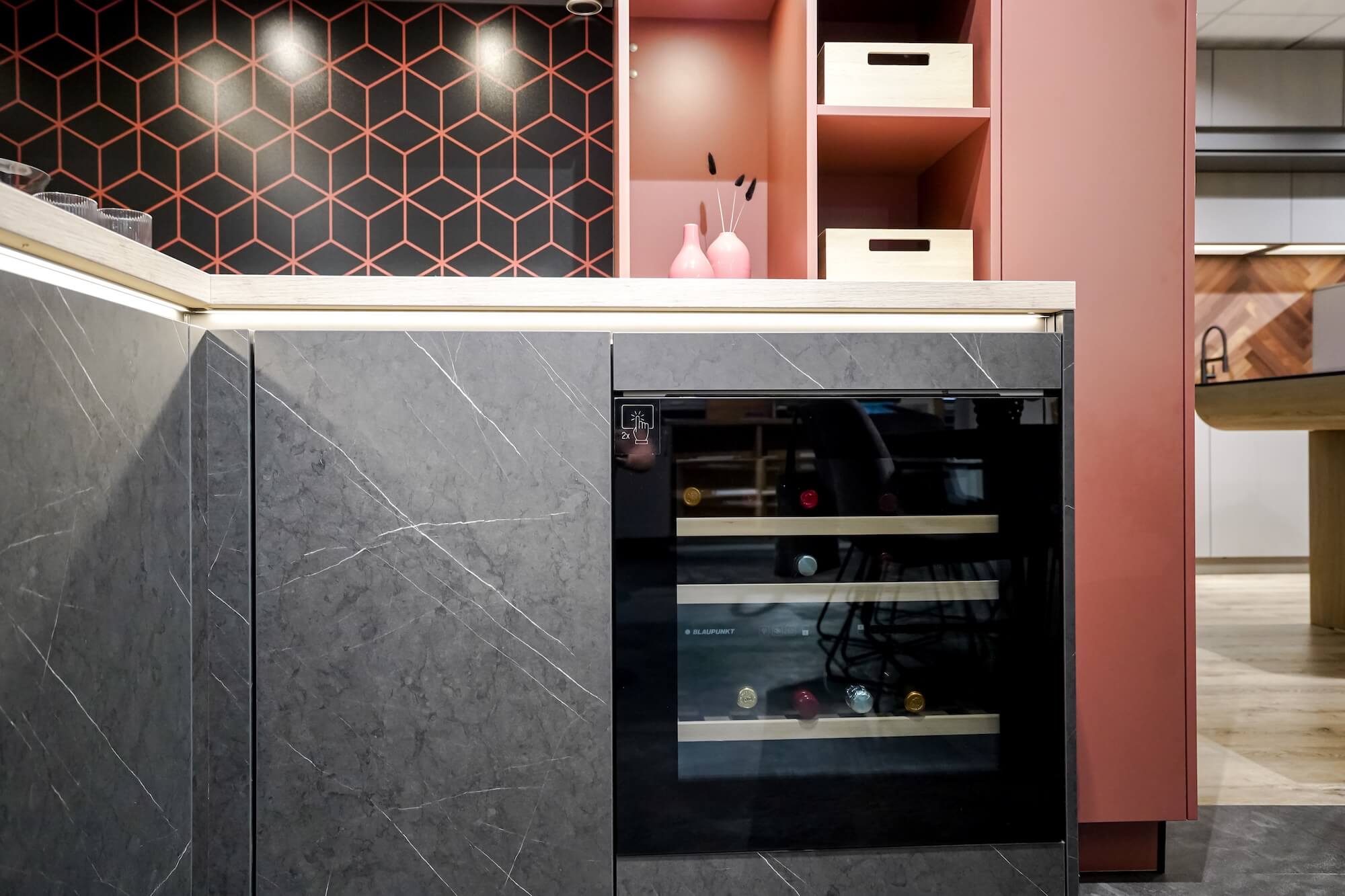 Moderne L-Kueche in Dnkelgrau matt mit Weinklimaschrank