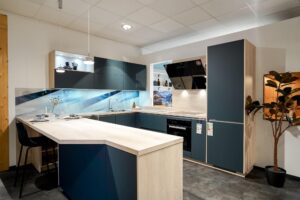 U-Kueche modern mit Tresen Dunkelblau