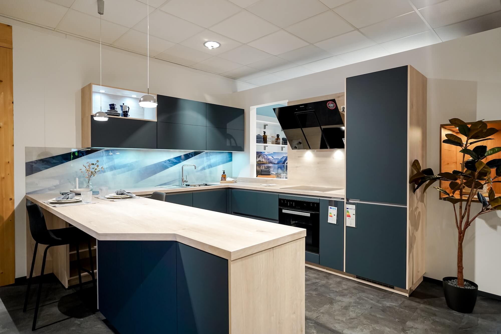 U-Kueche modern mit Tresen Dunkelblau