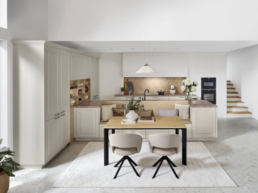 Nobilia-Landhauskueche-mit-Halbinsel-Sylt-Beige Große Küche planen: 4 Tipps