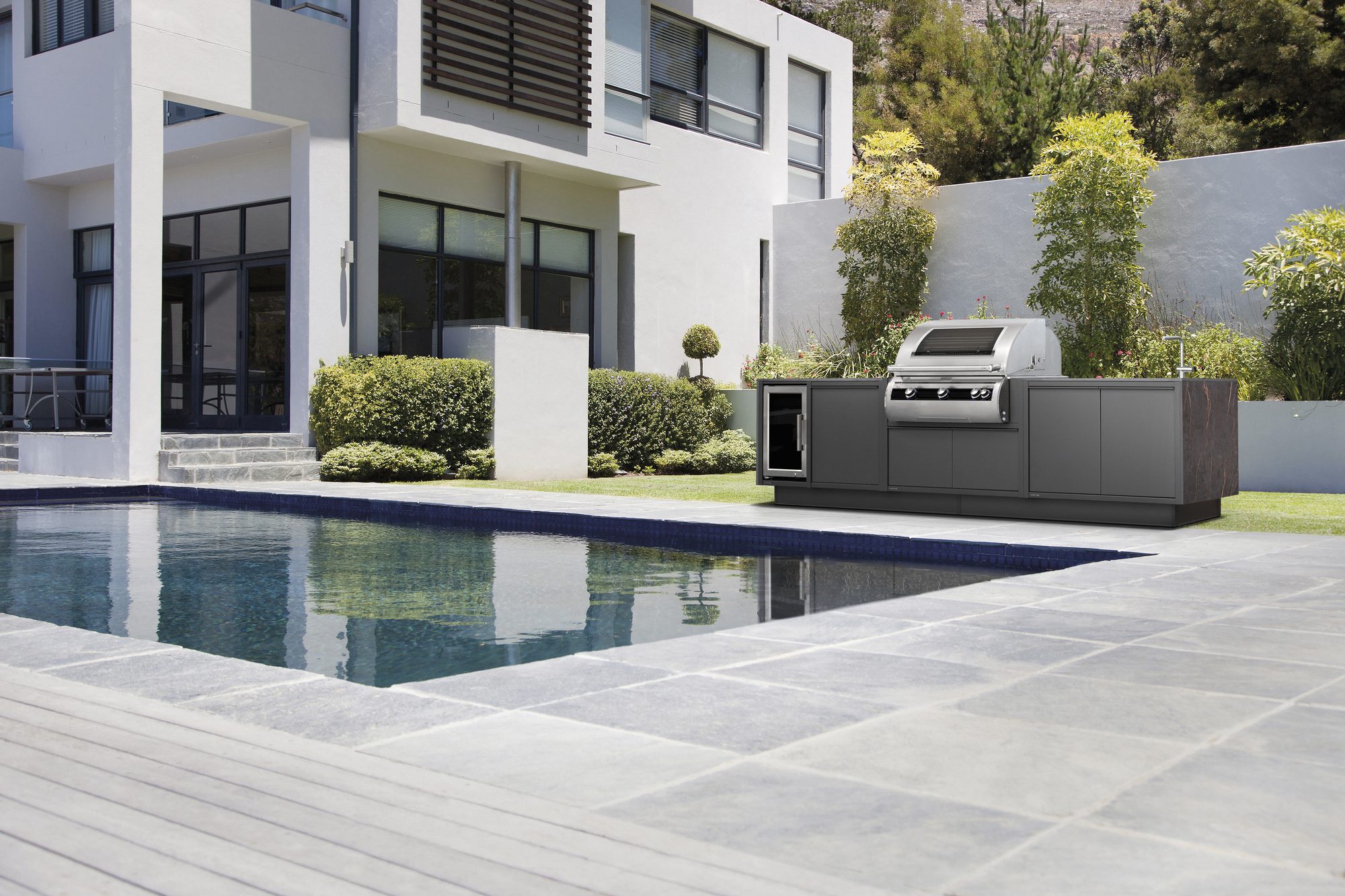 burn-lux-outdoorkueche-pool-mit-edelstahlgrill