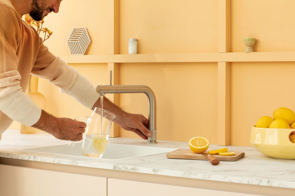 quooker wasserhahn-front-edelstahl-sprudelwasser-zapfen
